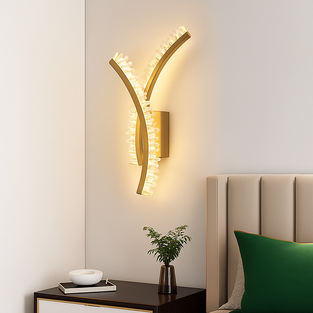 applique murale en cristal naturel et métal doré pour décoration d'ambiance