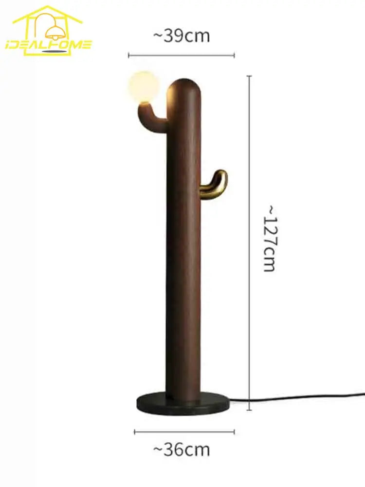 lampadaire design en bois et cactus pour intérieur moderne