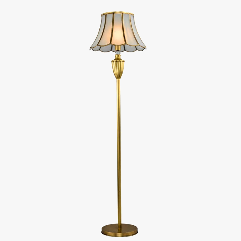 lampadaire en verre et cuivre pour intérieur élégant