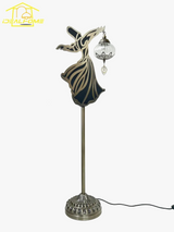 lampe de sol exotique en forme de bol et moine danseur zen
