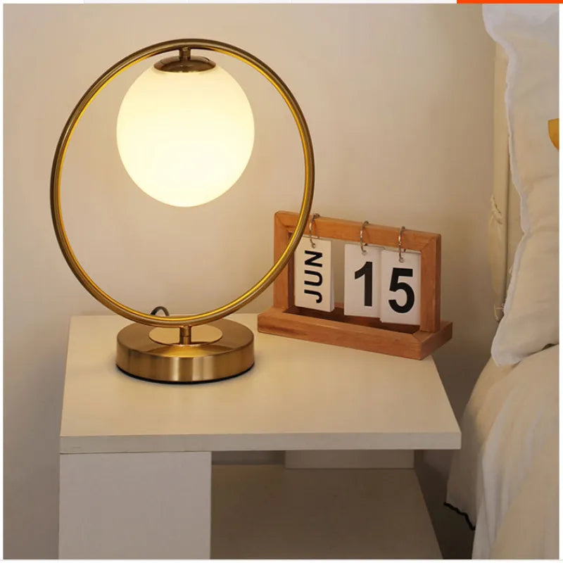Lampe à poser dorée à led boule en verre