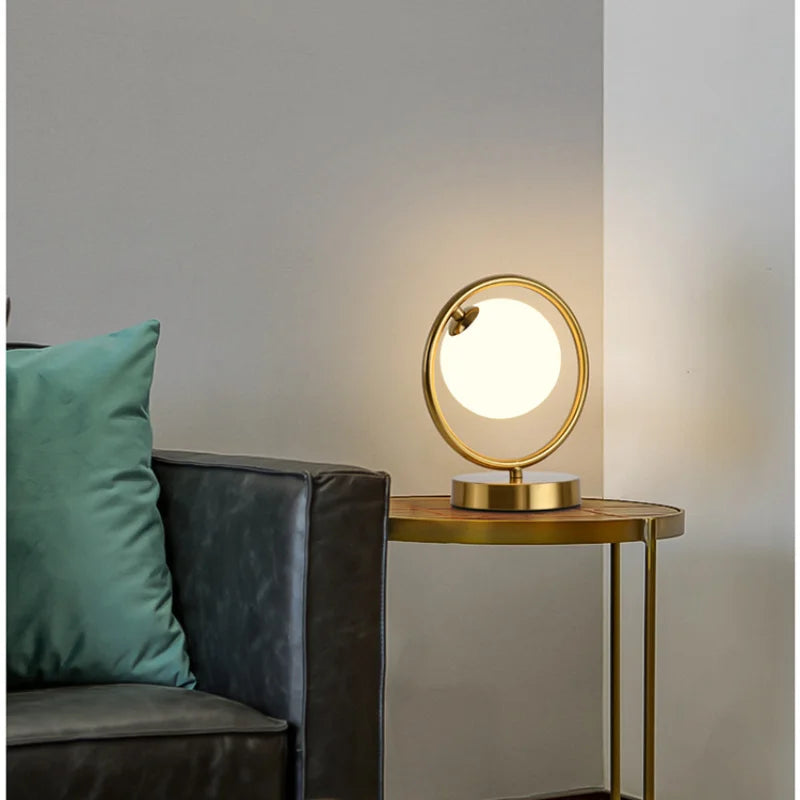 Lampe à poser dorée à led boule en verre