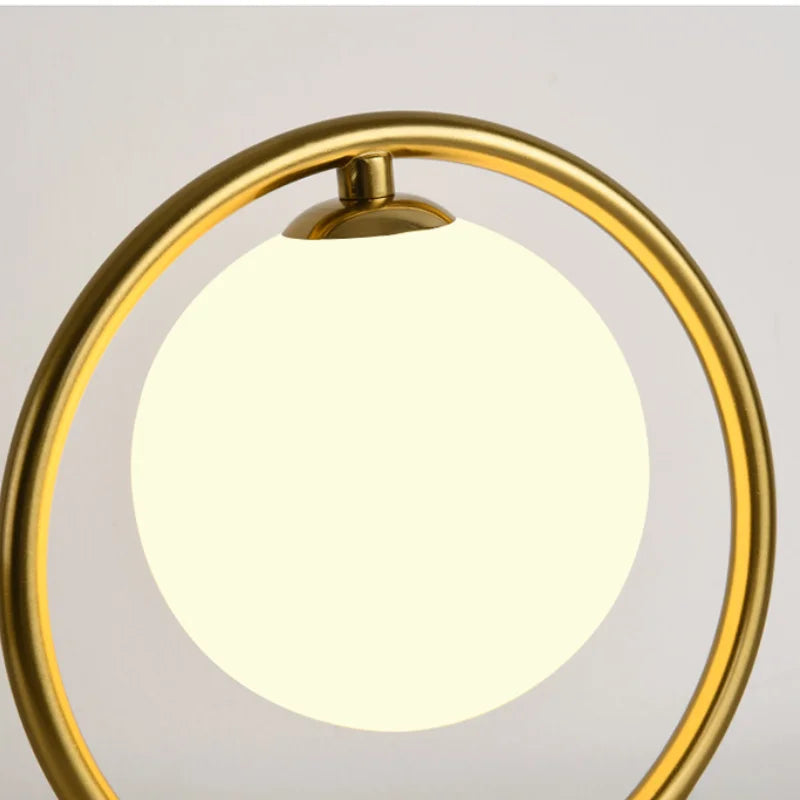 Lampe à poser dorée à led boule en verre
