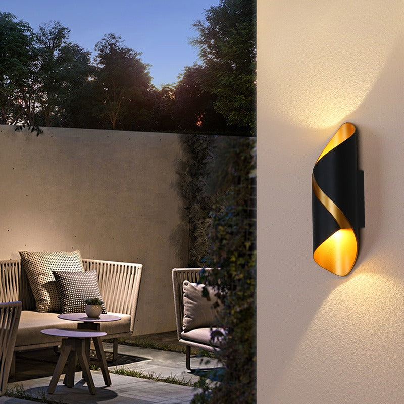 Applique facettée en aluminium noir à intérieur doré — Cormoran