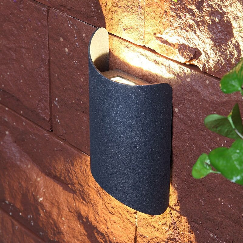 Applique incurvée en aluminium anthracite ouverte en haut et en bas — Cresson