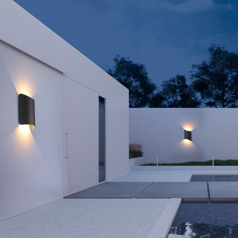Applique incurvée en aluminium anthracite ouverte en haut et en bas — Cresson