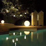 Boule lumineuse à poser pour jardin et bord de piscine — Douelle