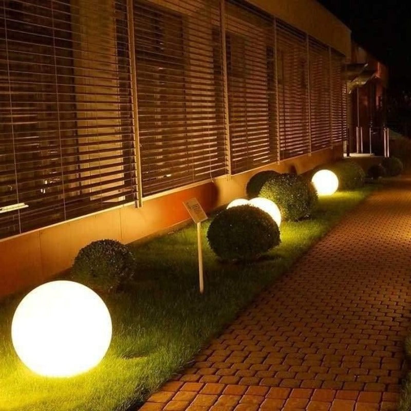 Boule lumineuse à poser pour jardin et bord de piscine — Douelle