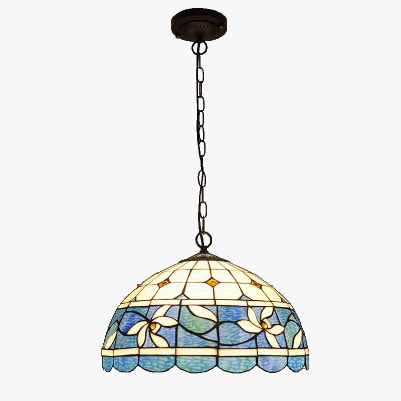 lustre antique en vitrail pour ambiance nostalgique et restaurant