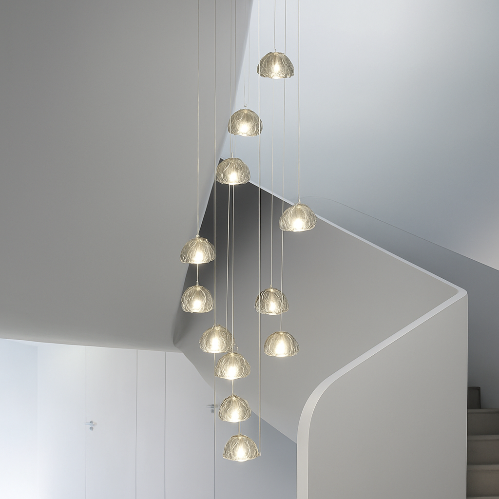 lustre en cristal design luxueux pour escalier colimaçon moderne