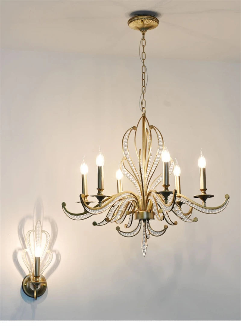 lustre en métal doré antique avec décoration en cristal