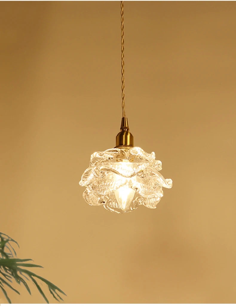lustre romantique en verre vintage pour intérieur élégant