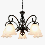 lustre traditionnel avec abat-jour en verre et métal