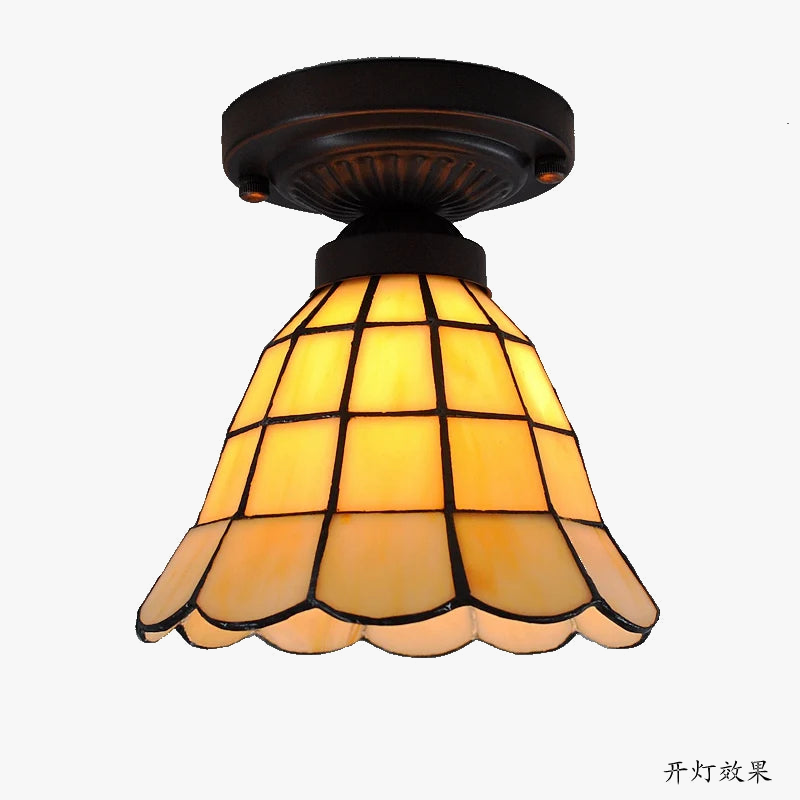 plafonnier rétro en verre tiffany pour intérieur élégant