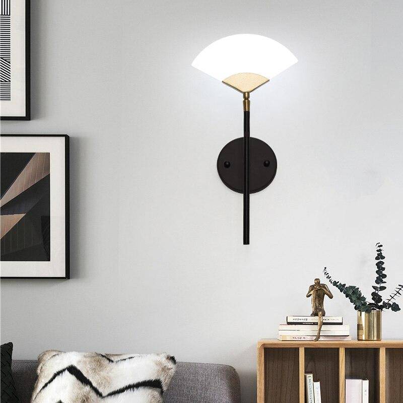 Applique murale design à LED en métal avec abat-jour triangle doré Chao