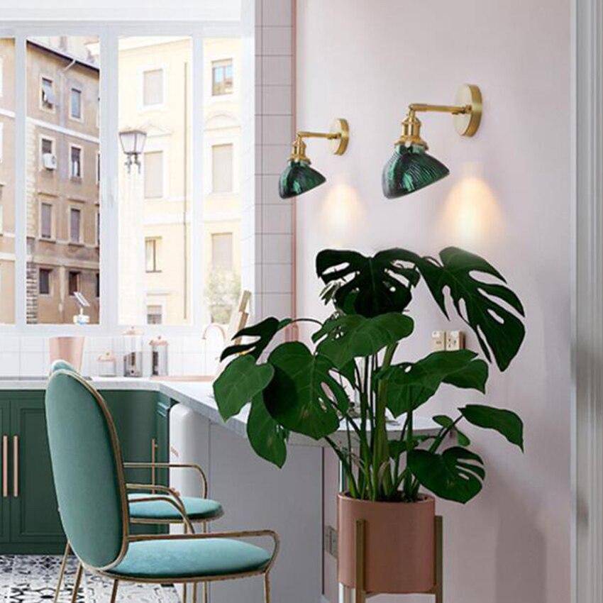 Applique murale design LED dorée avec bras rétro et abat-jour en verre émeraude