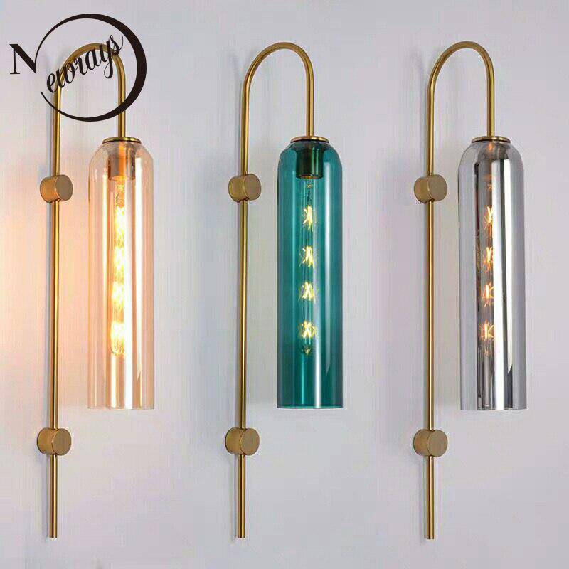 Applique murale design à LED avec abat-jour allongé en verre coloré et métal