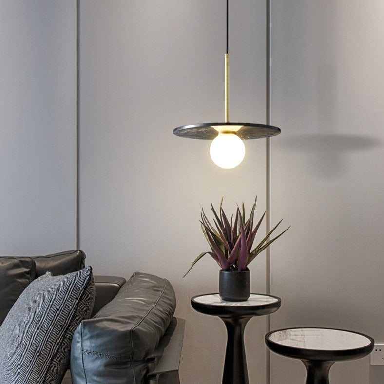 Suspension design avec abat-jour plat en marbre Gianna