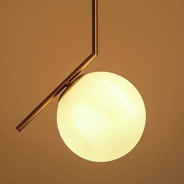 Suspension dorée à LED avec lampe en boule