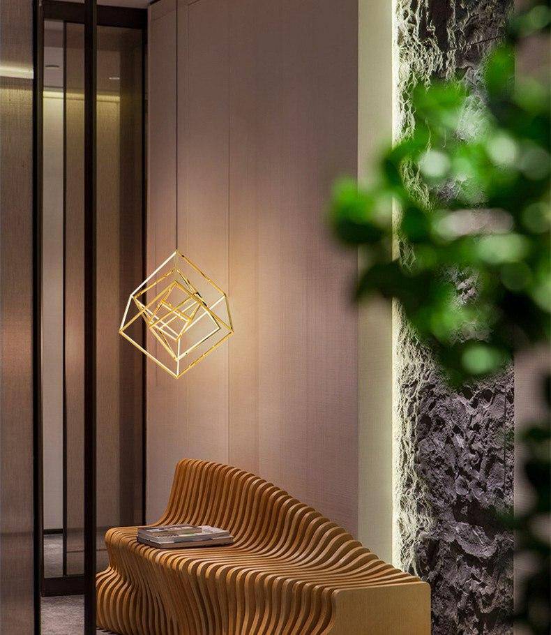 Suspension design à LED en forme de branches de cube dorée