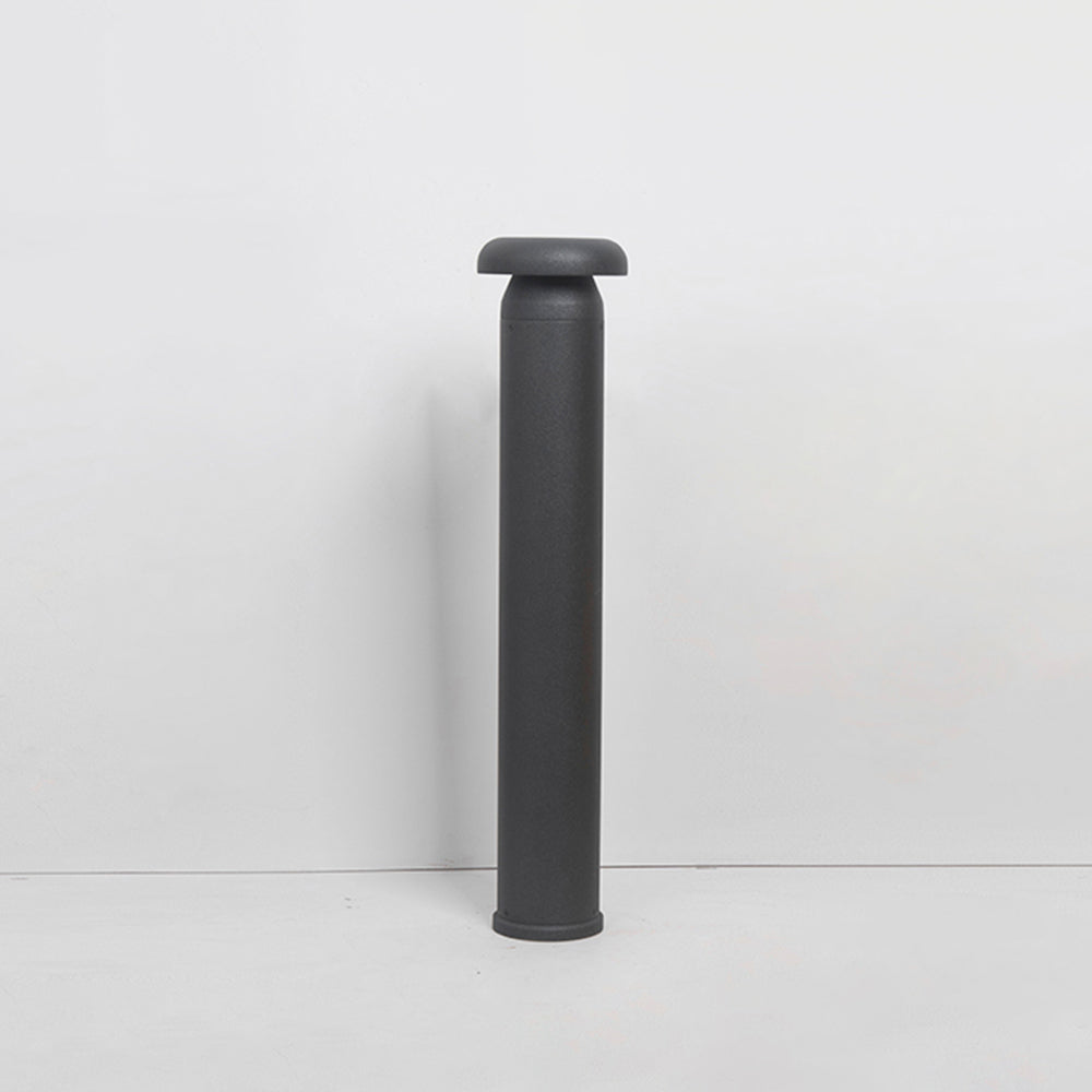 Borne cylindrique élancée en métal noir à sommet biseauté — Oseille
