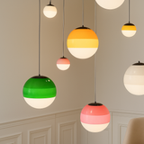 Suspension boule en verre opalin à calotte colorée — Besace