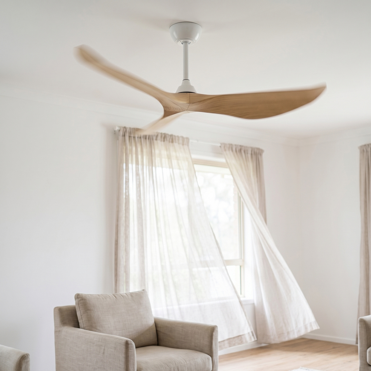 Ventilateur de plafond blanc mat à trois pales en bois clair — Anis