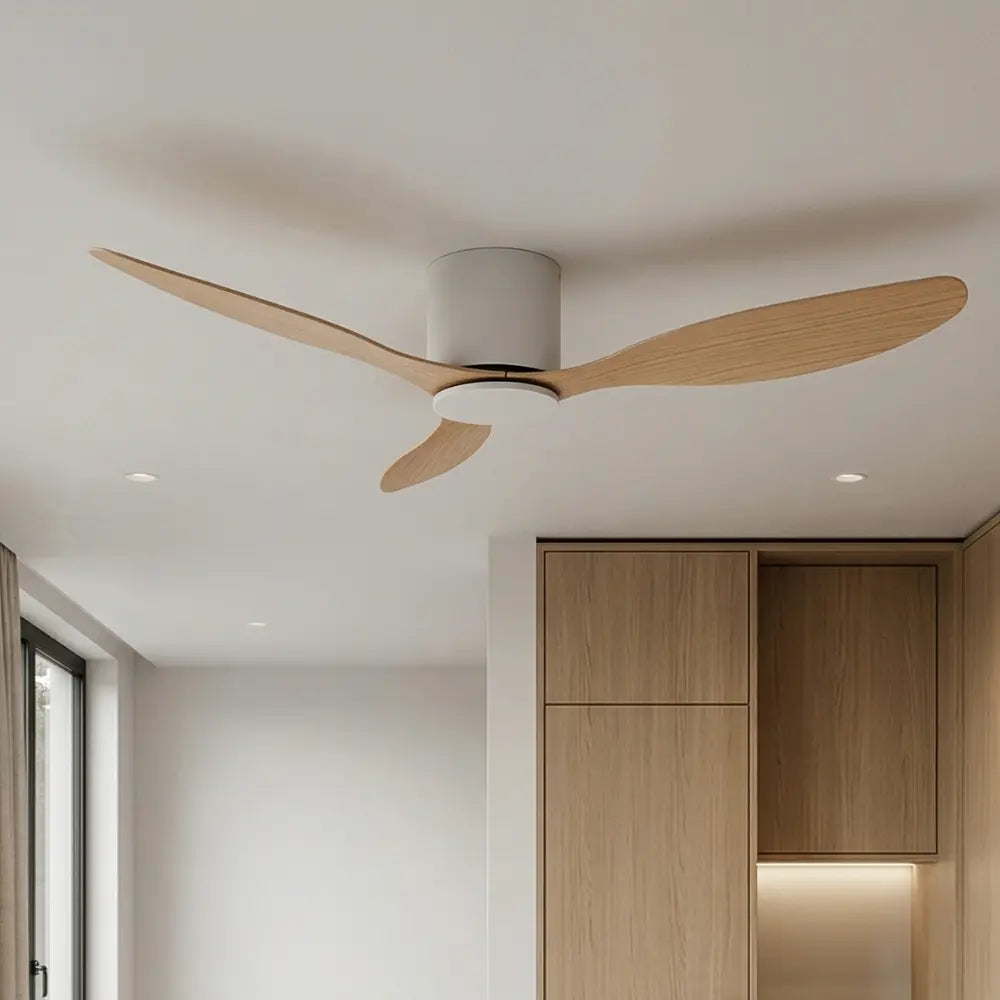 Ventilateur de plafond blanc et bois clair sans éclairage — Cendrier
