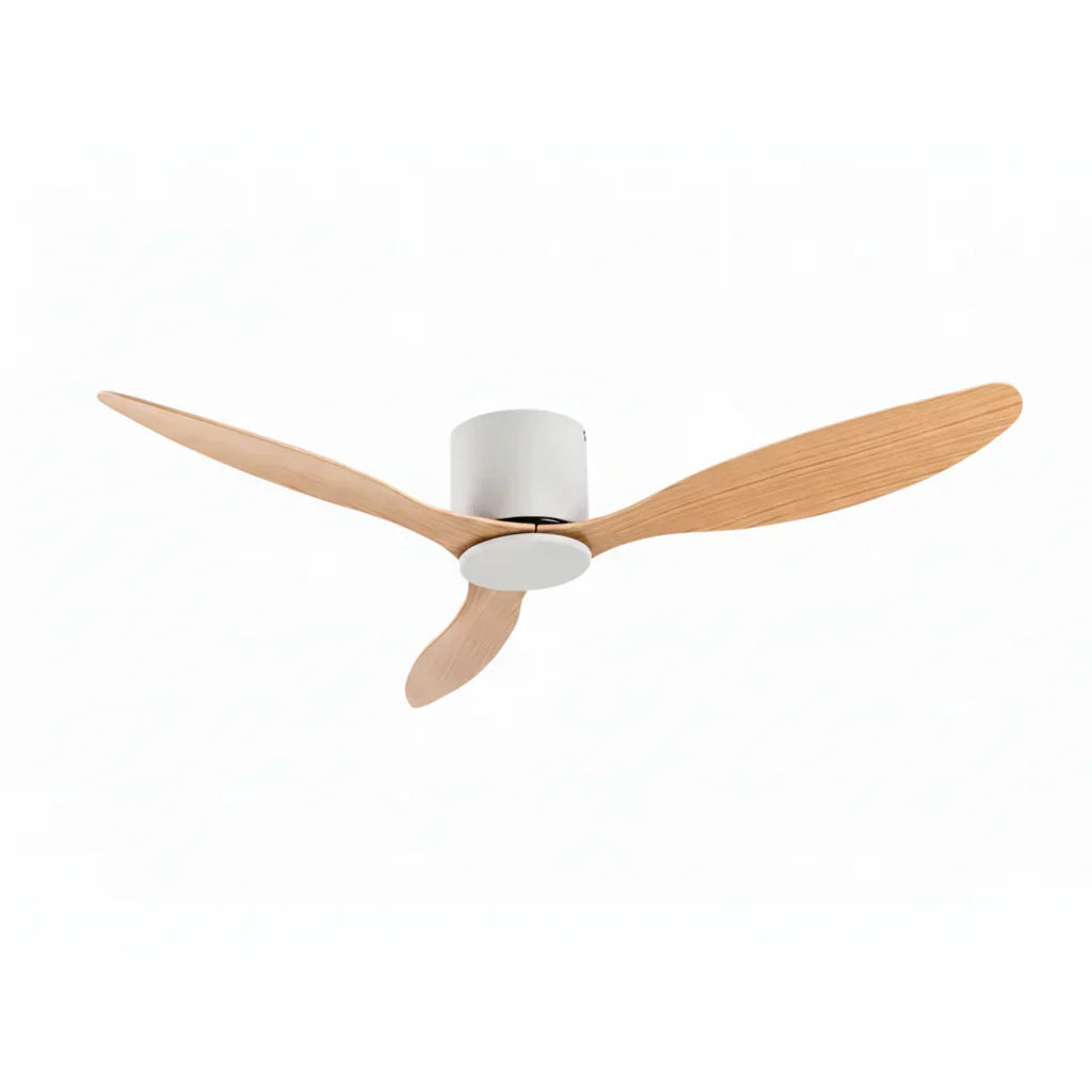 Ventilateur de plafond blanc et bois clair sans éclairage — Cendrier