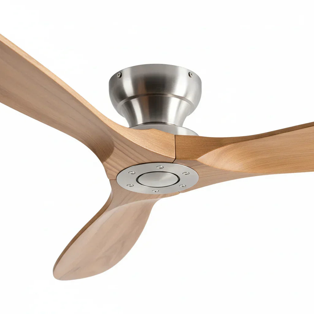 Ventilateur de plafond à pales en bois clair et moteur chromé — Cannage