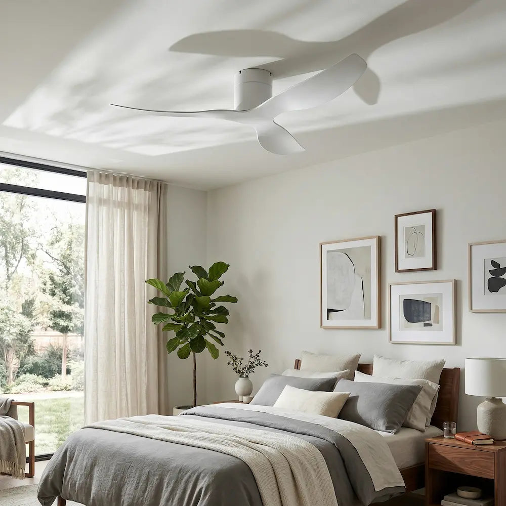 Ventilateur de plafond blanc à trois pales incurvées — Cardon